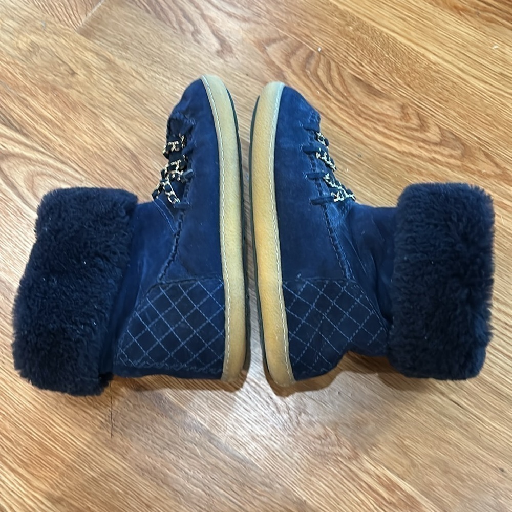 Chanel suede and Shearling snow boots navy blue gold chain upper size 37 - Picture 6 of 11